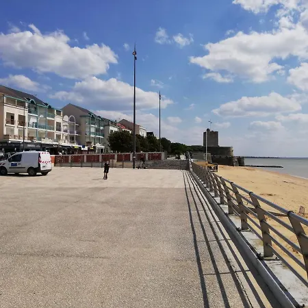 別荘 La Roche Des Bois, Maison Classee ***