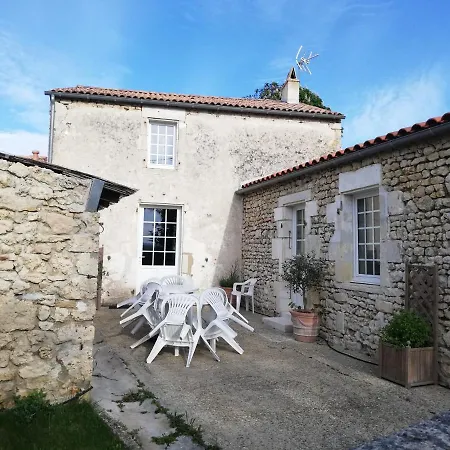La Roche Des Bois, Maison Classee ***