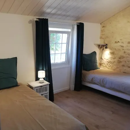 La Roche Des Bois, Maison Classee *** Holiday home *