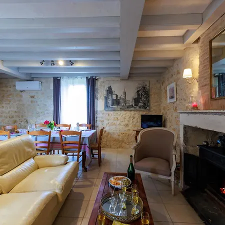 別荘 La Roche Des Bois, Maison Classee ***